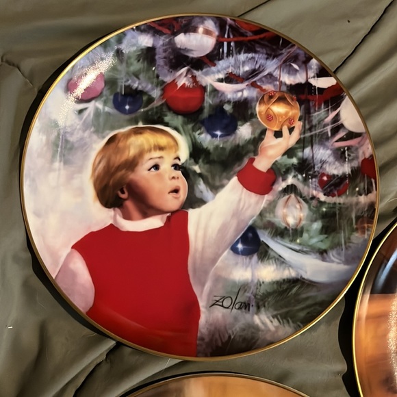 10.25” vintage Set of 3 Children at Christmas Collection by painter, Zolan - Picture 4 of 8